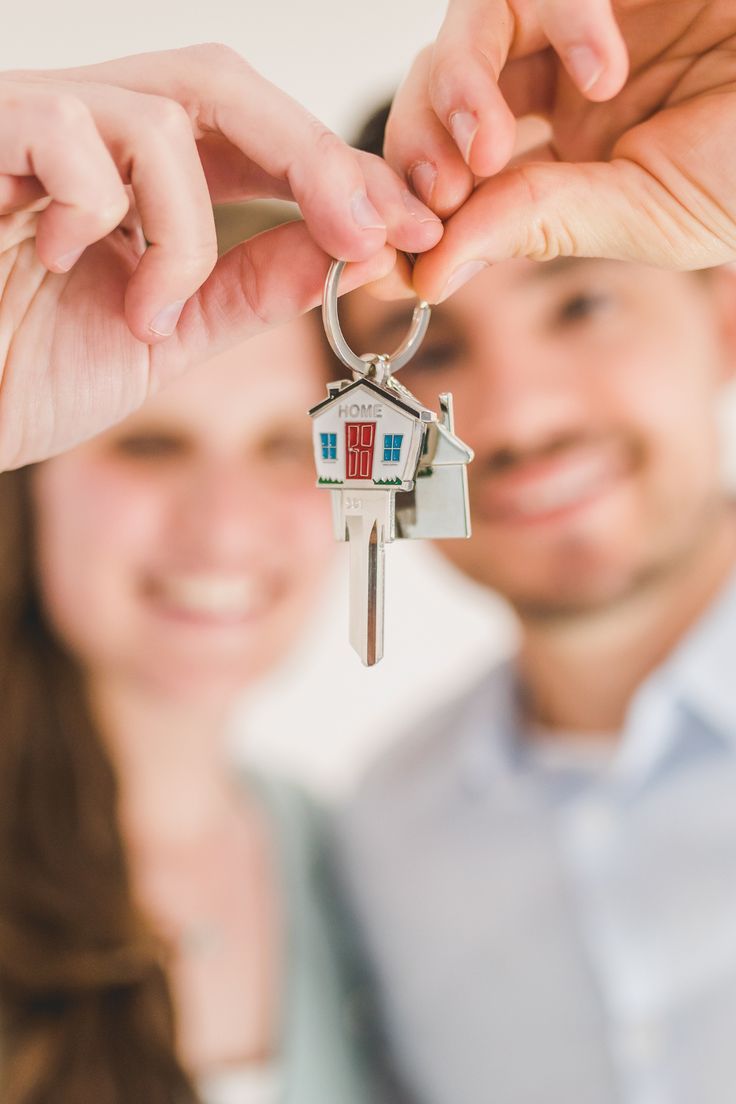 Schlüsselübergabe für ein neues Zuhause